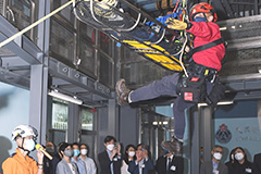 民眾安全服務隊（民安隊）高角度拯救訓練中心今日（五月十三日）舉行開幕儀式。圖示民安隊人員示範高角度拯救技術。