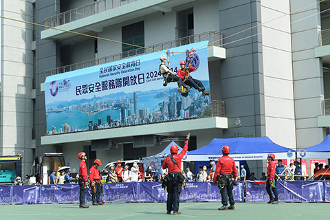 CAS members performed a mountain search and rescue demonstration.