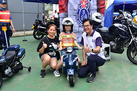 The Deputy Financial Secretary, Mr Michael Wong took pictures with members of public and search and rescue vehicle.